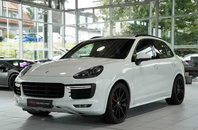 Porsche Cayenne GTS view 4