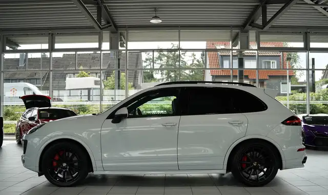 Porsche Cayenne GTS view 10