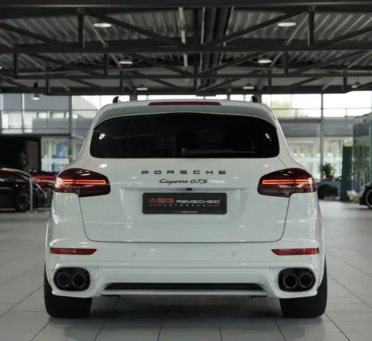 Porsche Cayenne GTS view 8