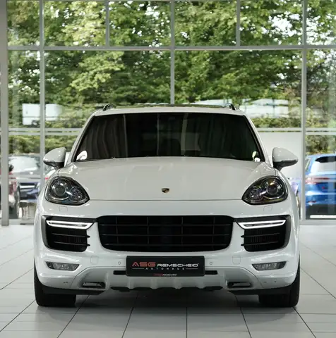 Porsche Cayenne GTS view 3