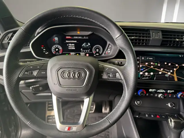 Audi Q3 view 10