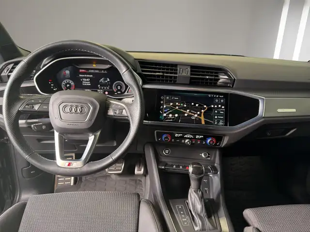 Audi Q3 view 14