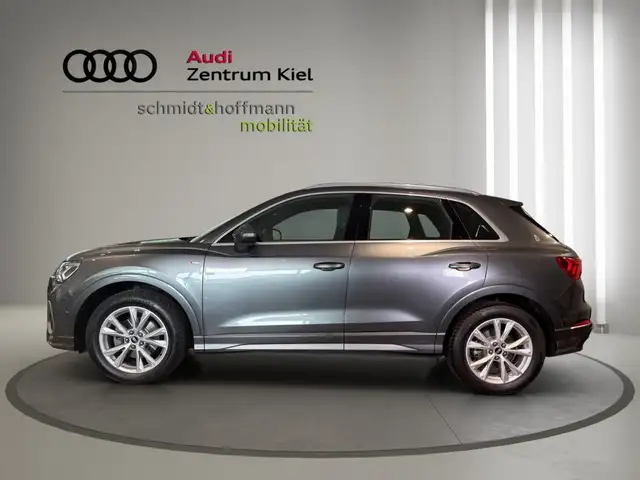 Audi Q3 view 3