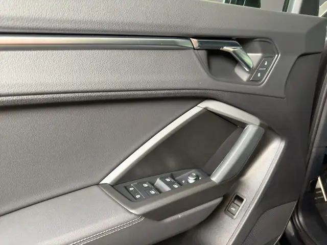 Audi Q3 view 12