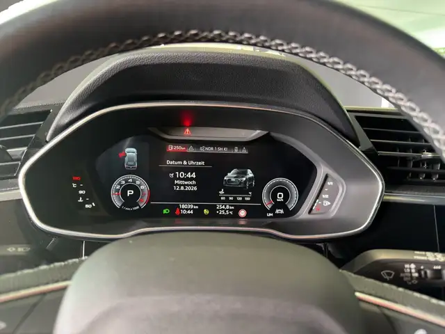 Audi Q3 view 11