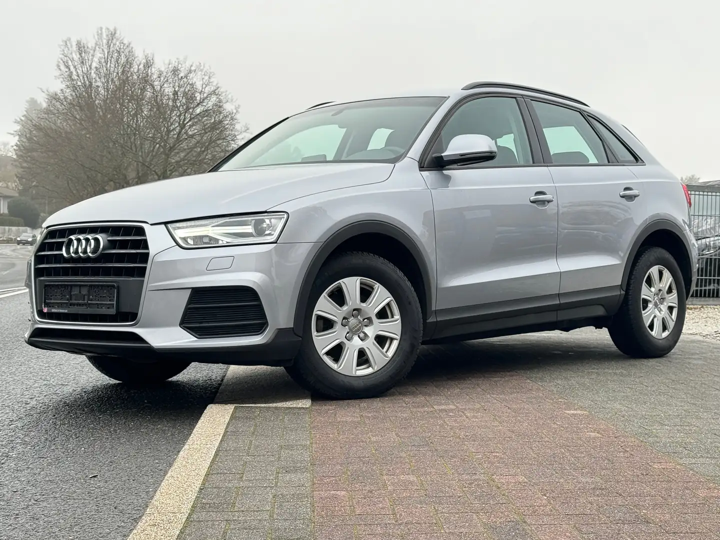Audi Q3 Navi Keyless Go BiXenon Sitzheizung Tempomat 2Hand Grau - 1
