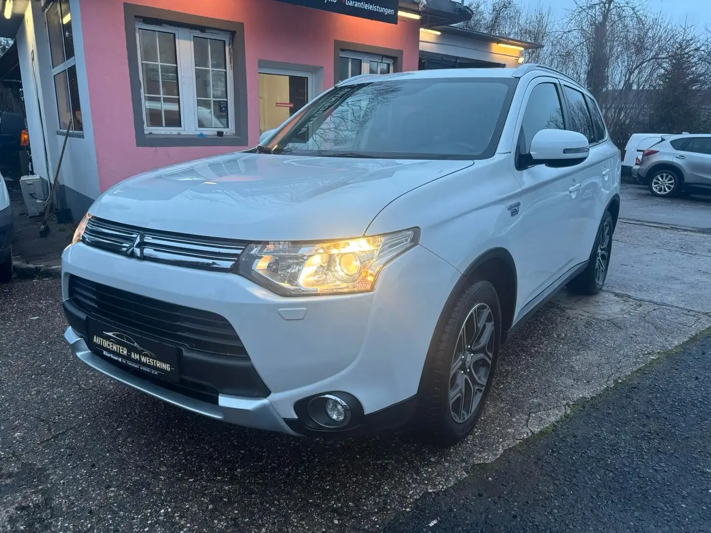 Mitsubishi Outlander 4WD /ACC/Spurhalteassistent/AHK/ Weiß - 1