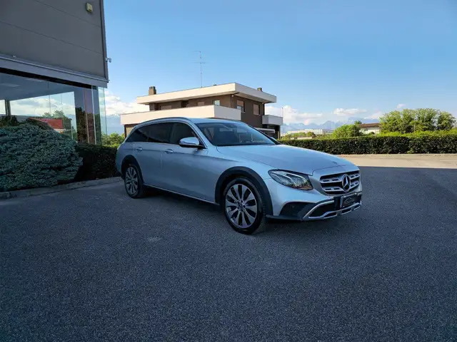 Mercedes-Benz E-Class view 3