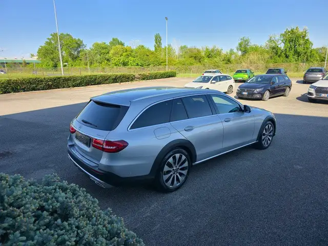 Mercedes-Benz E-Class view 4