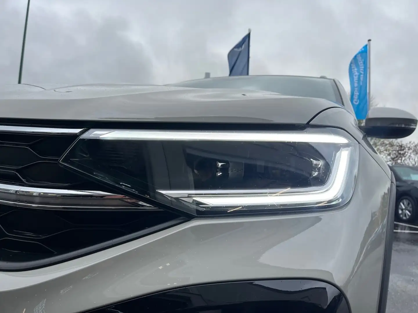 Volkswagen Taigo 1,0 l TSI DSG R-Line Grau - 2