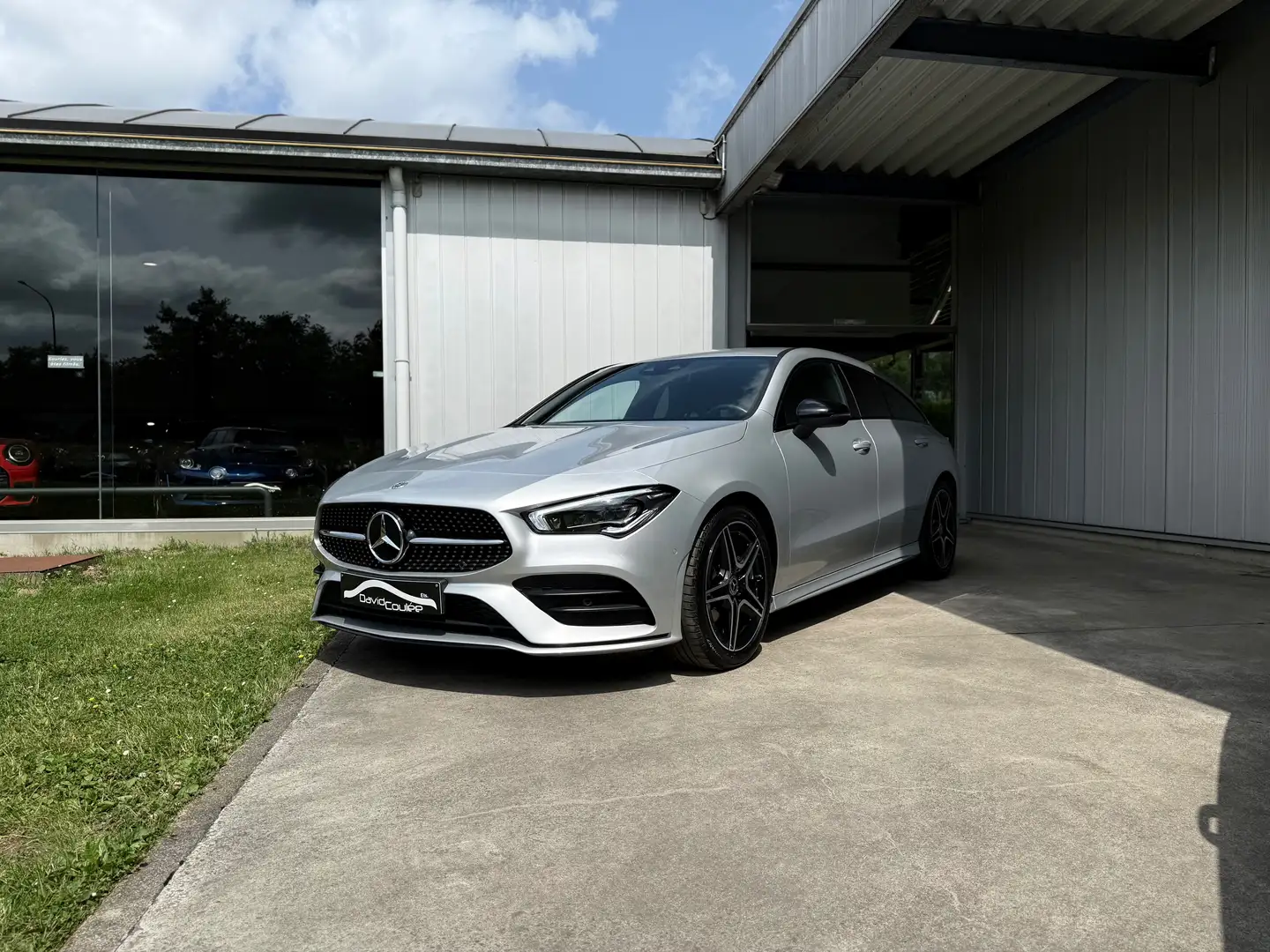 Mercedes-Benz CLA 180 Pack AMG, Boite Auto, Attelage, 54000Km Gris - 2