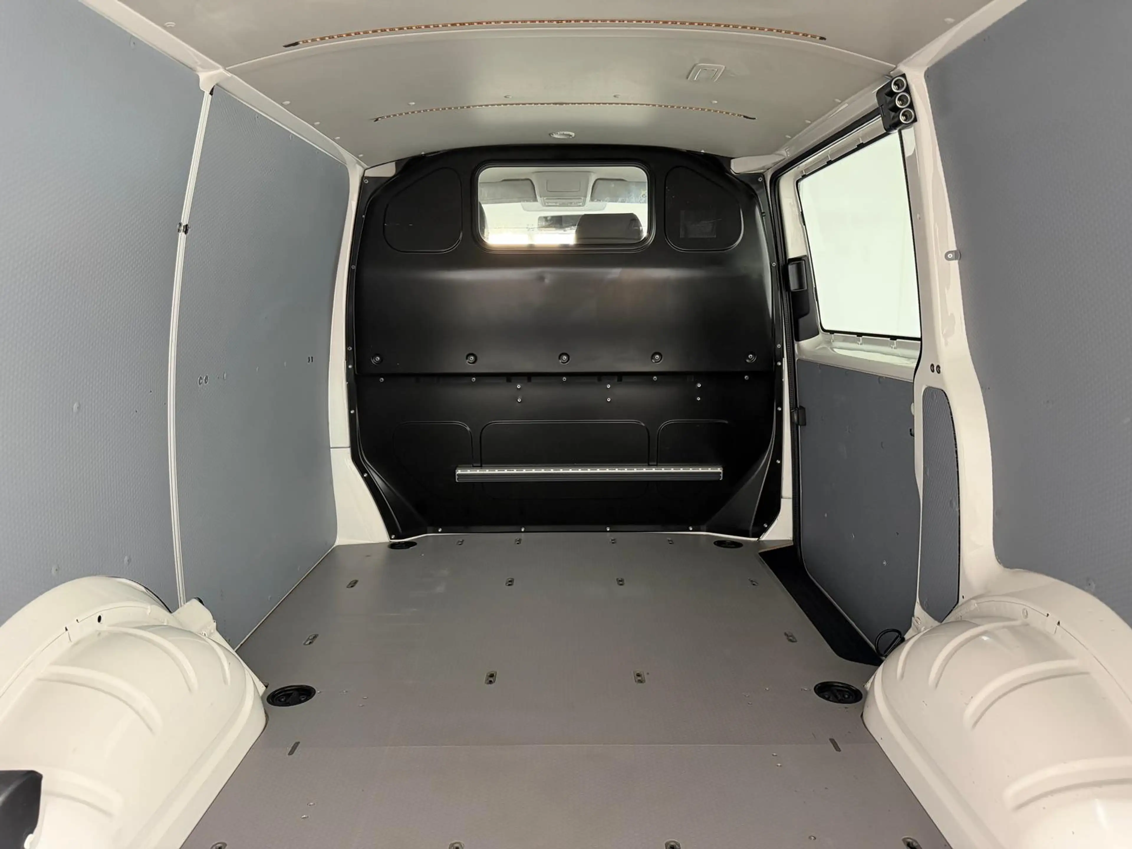 Volkswagen T6.1 Transporter ,4Motion,kurz,Klima,Radio,AHK — photo 6