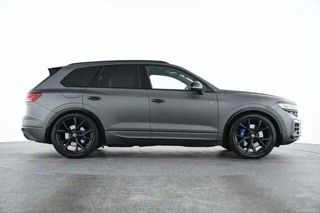 Volkswagen Touareg view 4