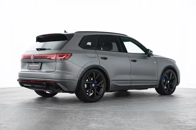 Volkswagen Touareg view 5