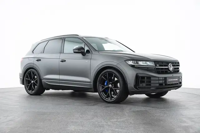 Volkswagen Touareg view 3