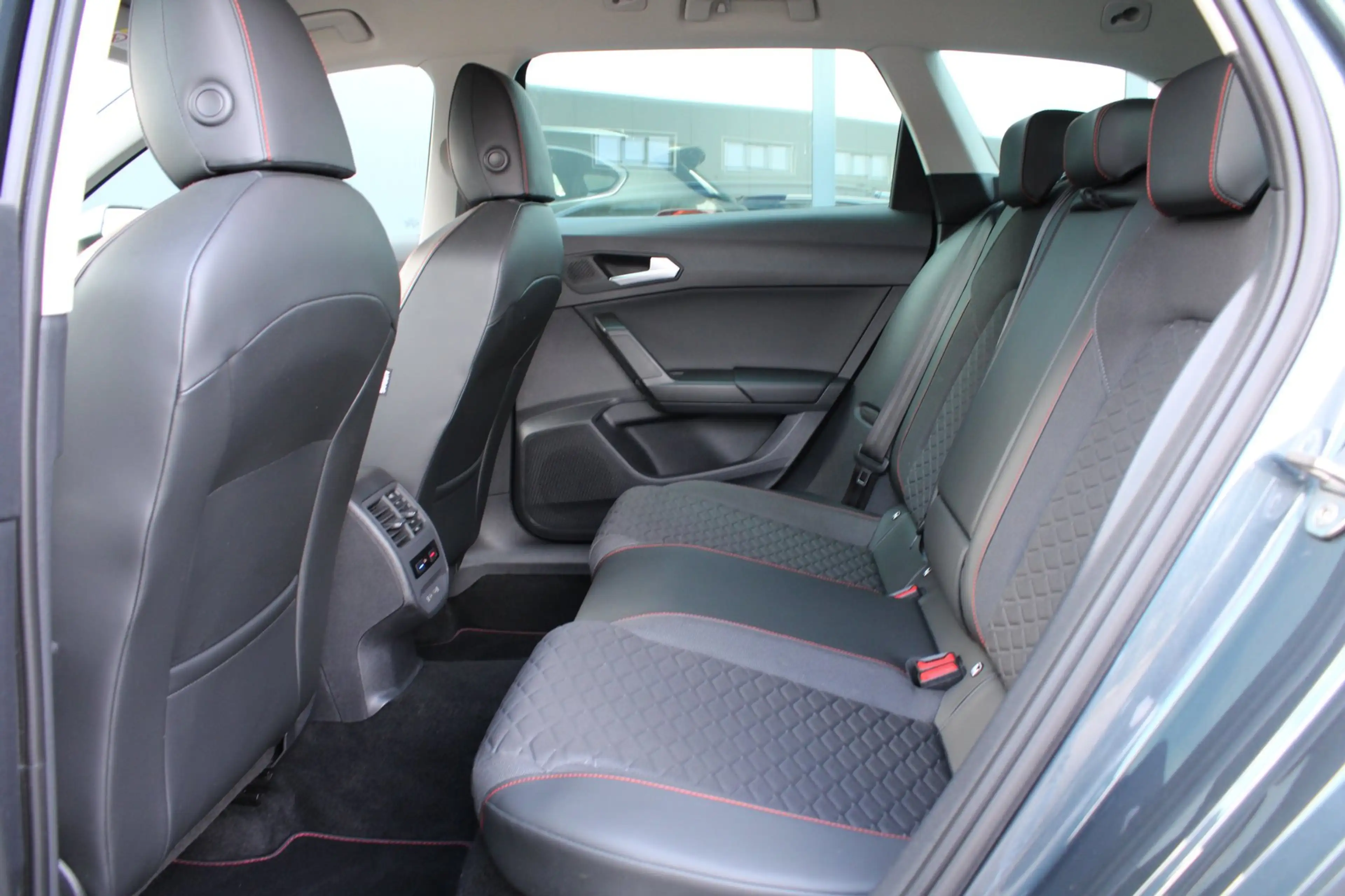 SEAT Leon e-Hybrid SPORTSTOURER 1.4 TSI eHybrid PHEV FR Business Inte — photo 7