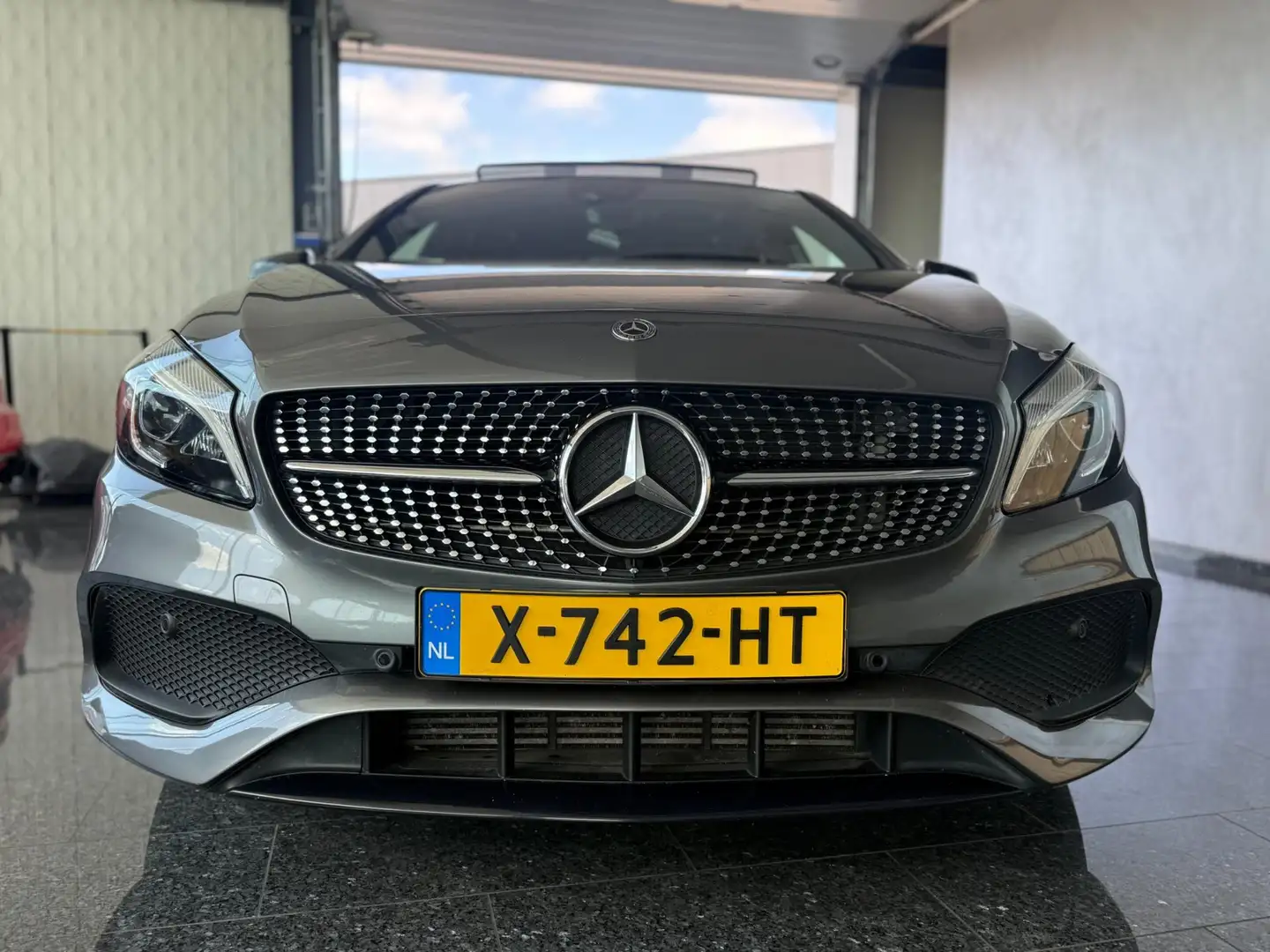 Mercedes-Benz A 250 A250 Motorsport Edition Pano Automaat 211PK Grau - 2