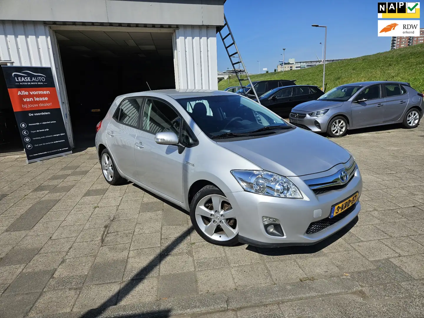 Toyota Auris 1.8 Full Hybrid Dynamic Business Grau - 1