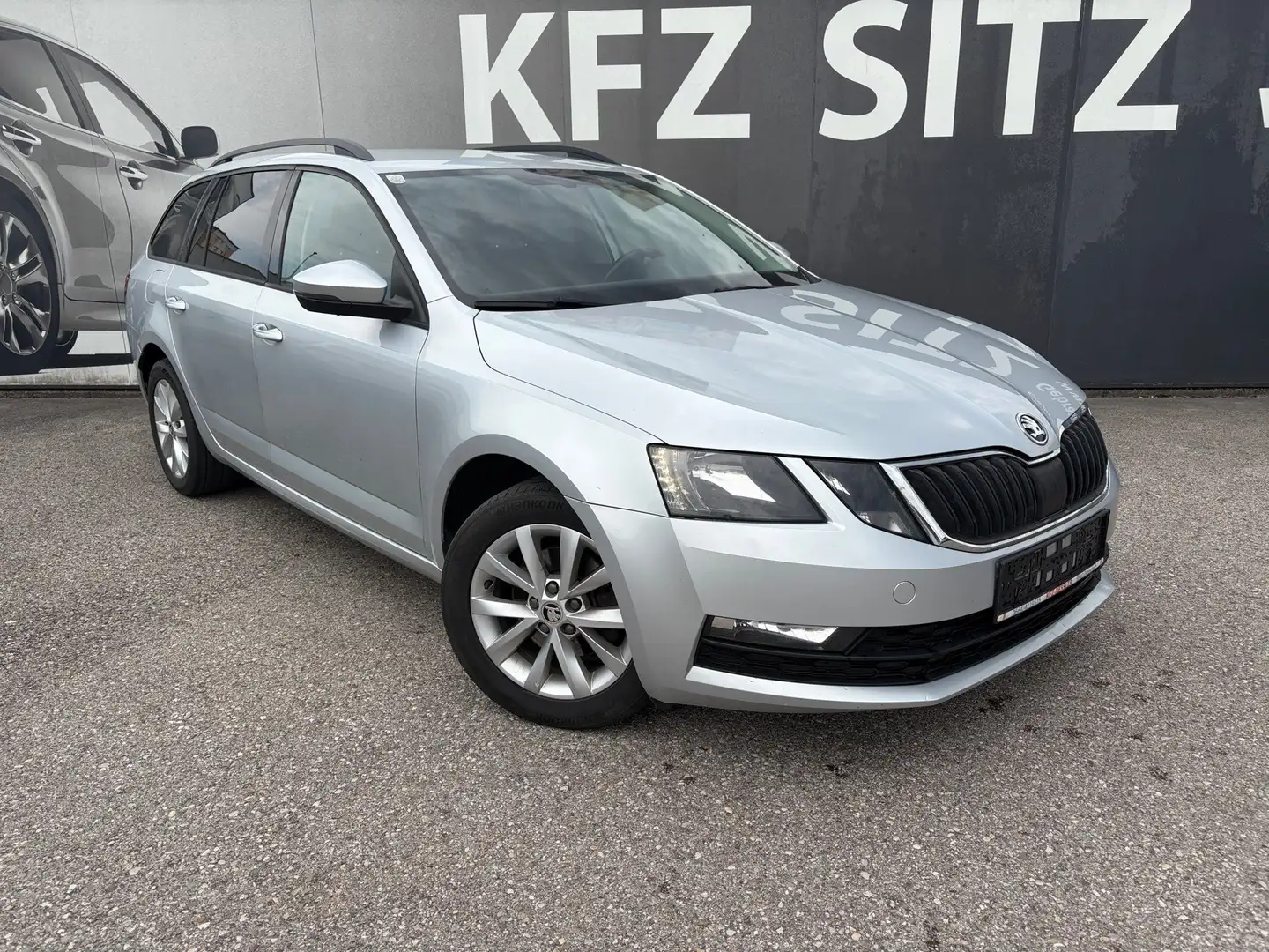 Skoda Octavia Combi 2,0 Ambition TDI 4x4 DSG Silber - 1