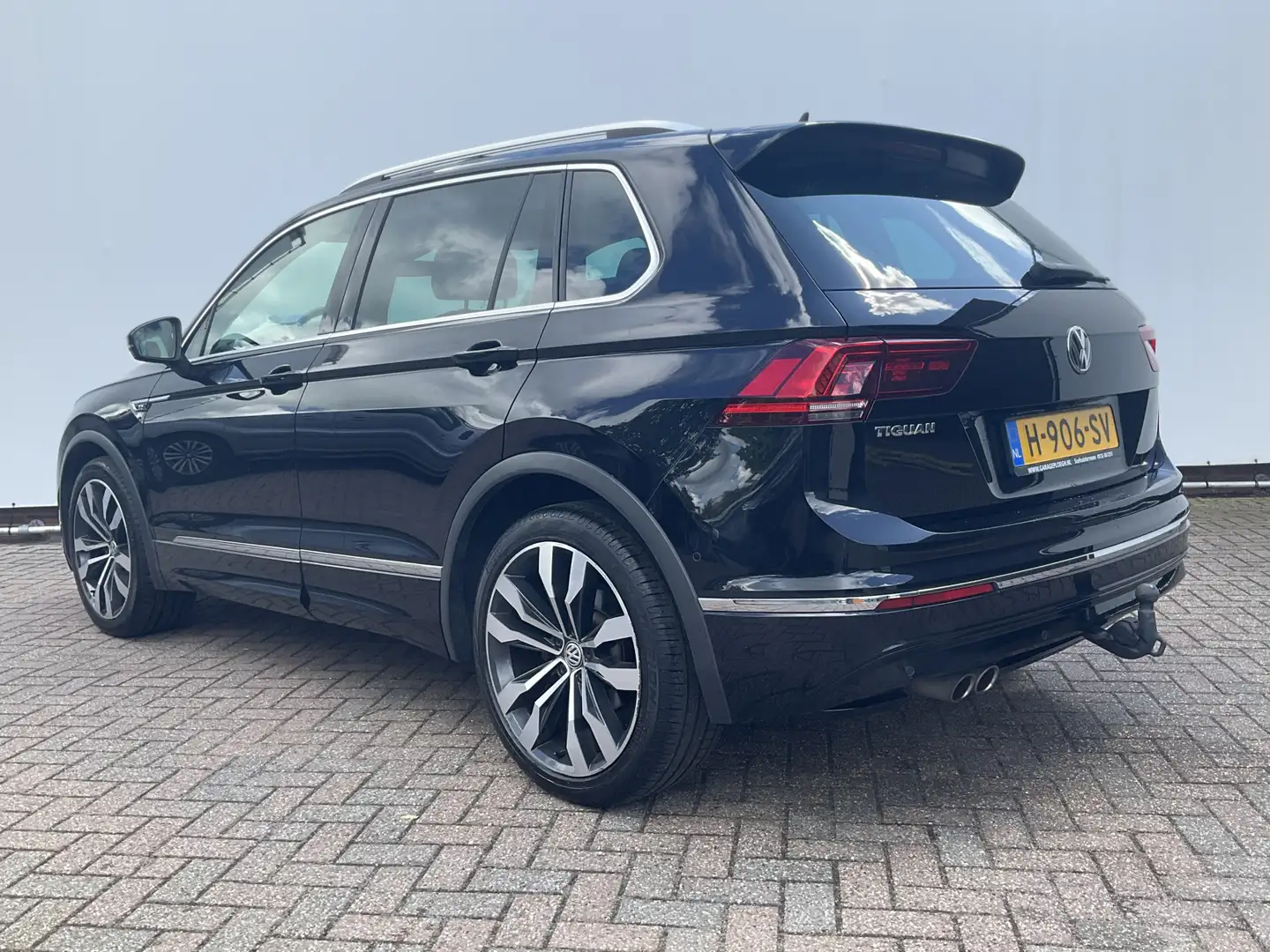 Volkswagen Tiguan 1.5 TSI ACT R-line Automaat Pano.dak Trekhaak Stoe Zwart - 2