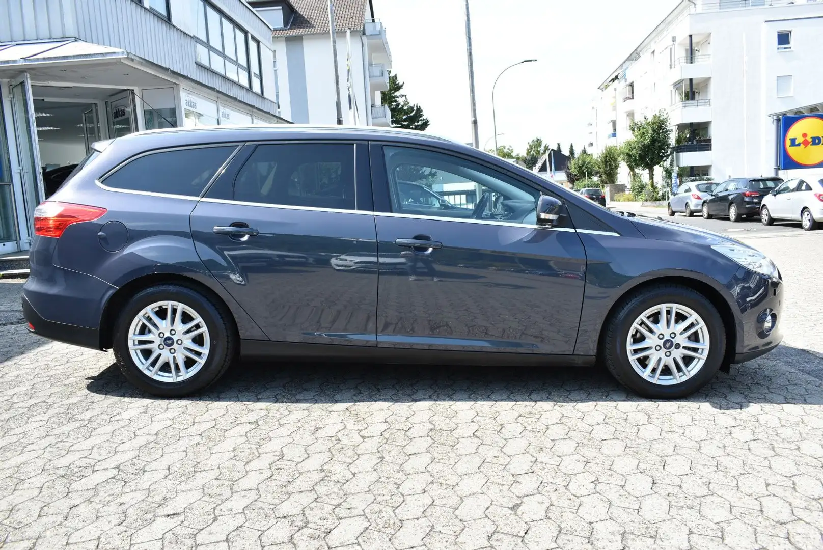 Ford Focus Turnier 2.0 TDCI Aut. Titanium *R.Kamera* Grau - 2