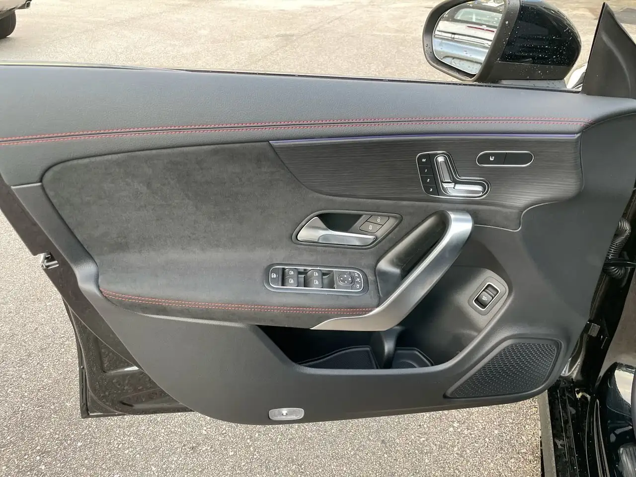 Mercedes-Benz CLA снимка Mercedes-Benz CLA