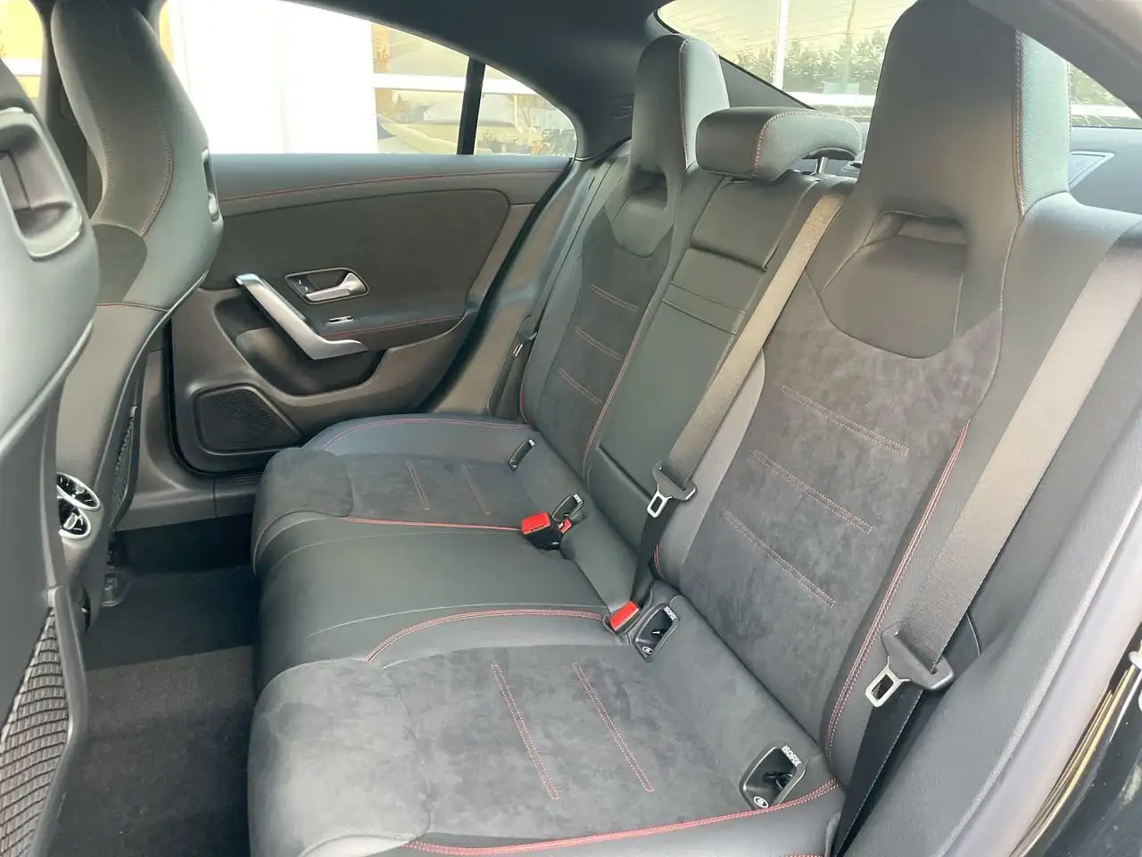 Mercedes-Benz CLA снимка Mercedes-Benz CLA