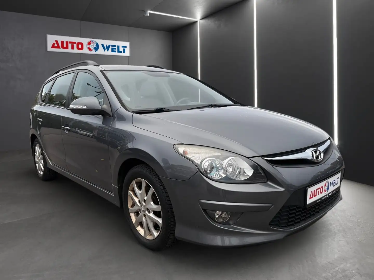 Hyundai i30 Kombi 1.6 CRDi Teilleder Tempomat SHZ Grau - 2