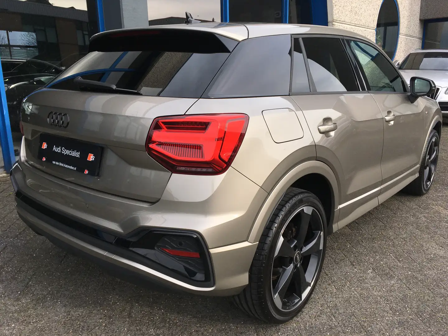 Audi Q2 35 TFSI S-line Black Audi Exclusive Beige - 2