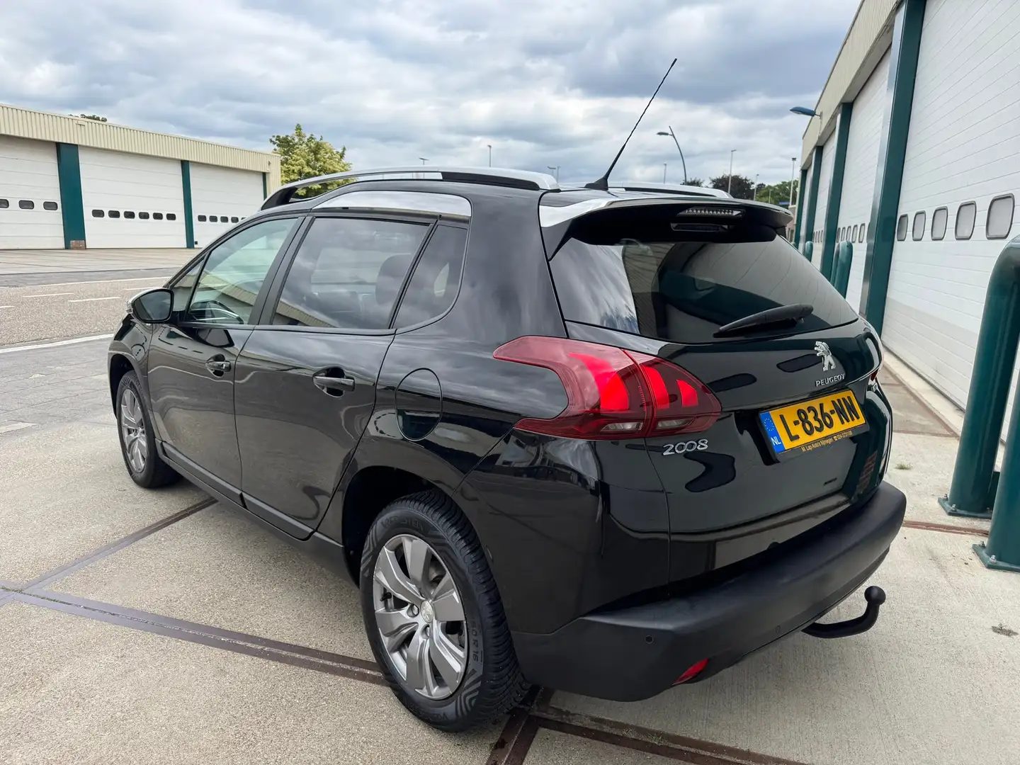 Peugeot 2008 1.2 PureTech Allure Origin. 130.000Km ! Schwarz - 2