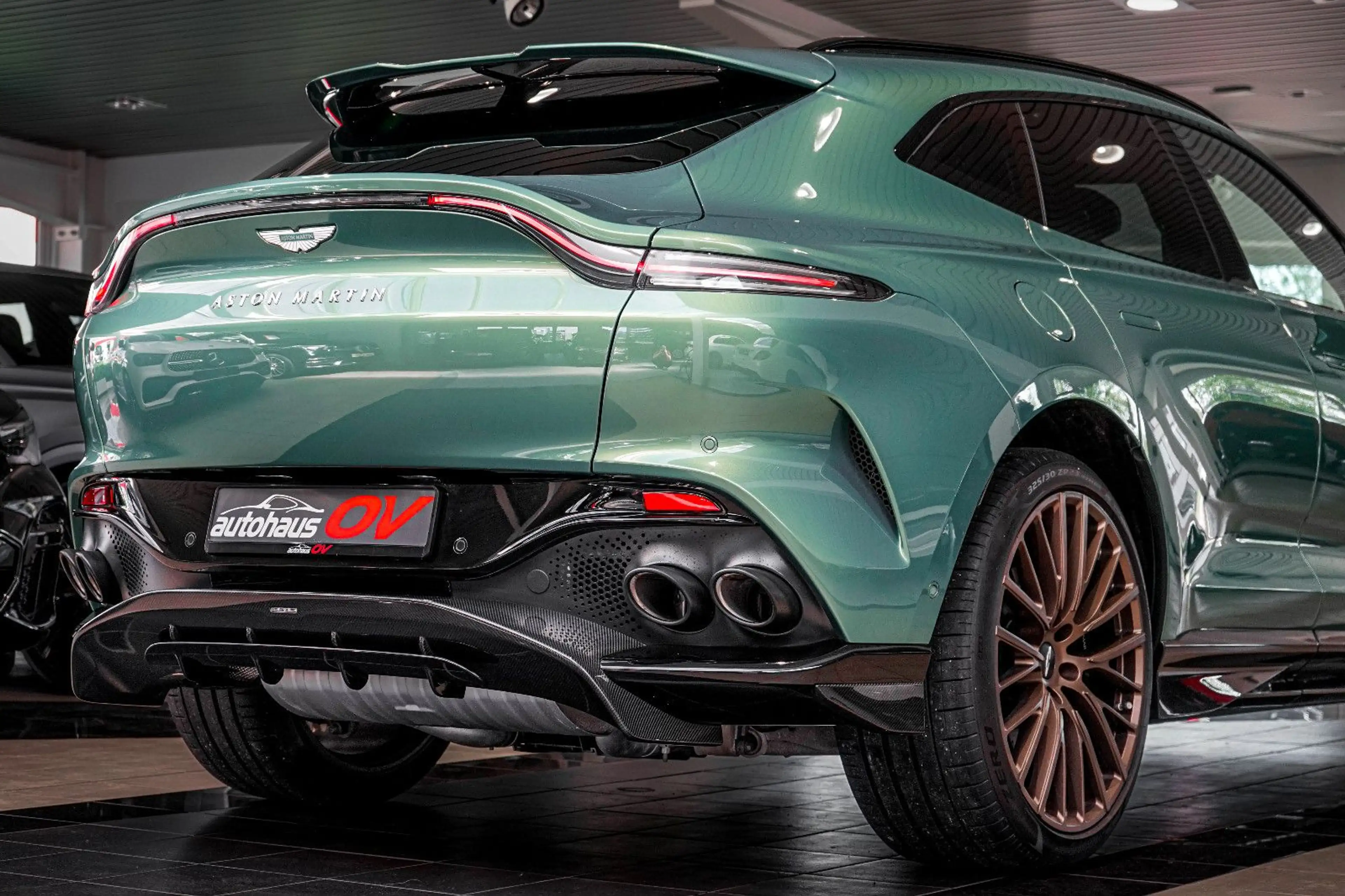 Aston Martin DBX 707 * Carbonpaket * Copper Bronze * Monotone