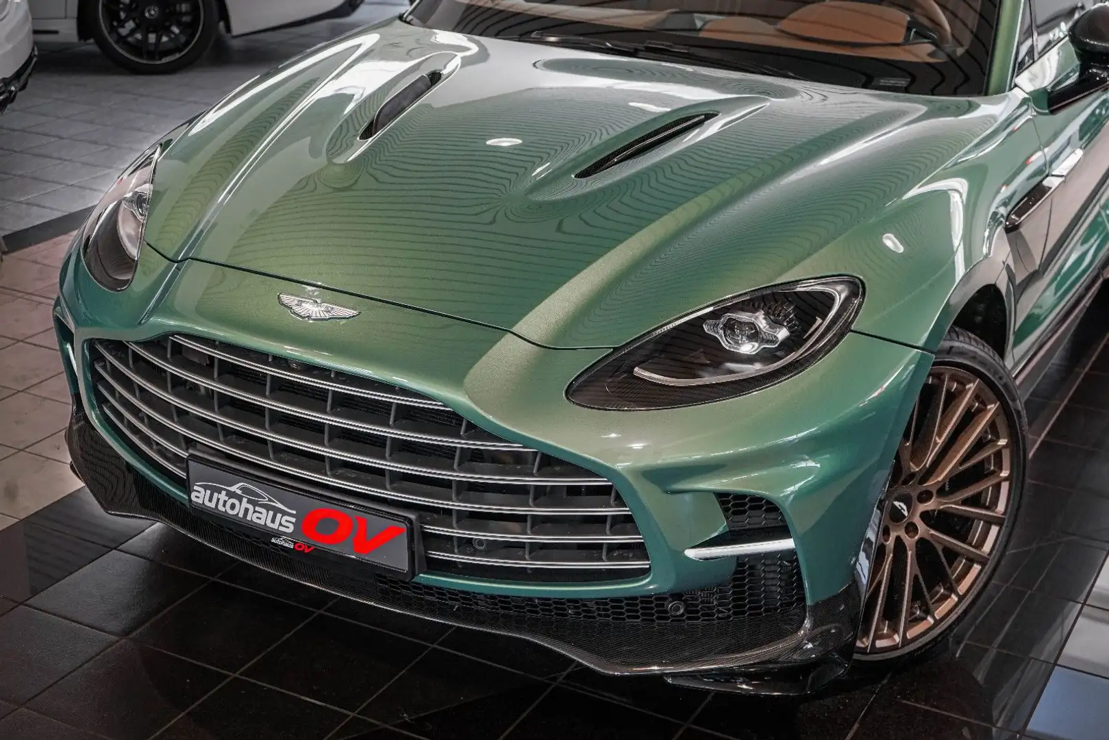 Aston Martin DBX 707 * Carbonpaket * Copper Bronze * Monotone Grün - 1