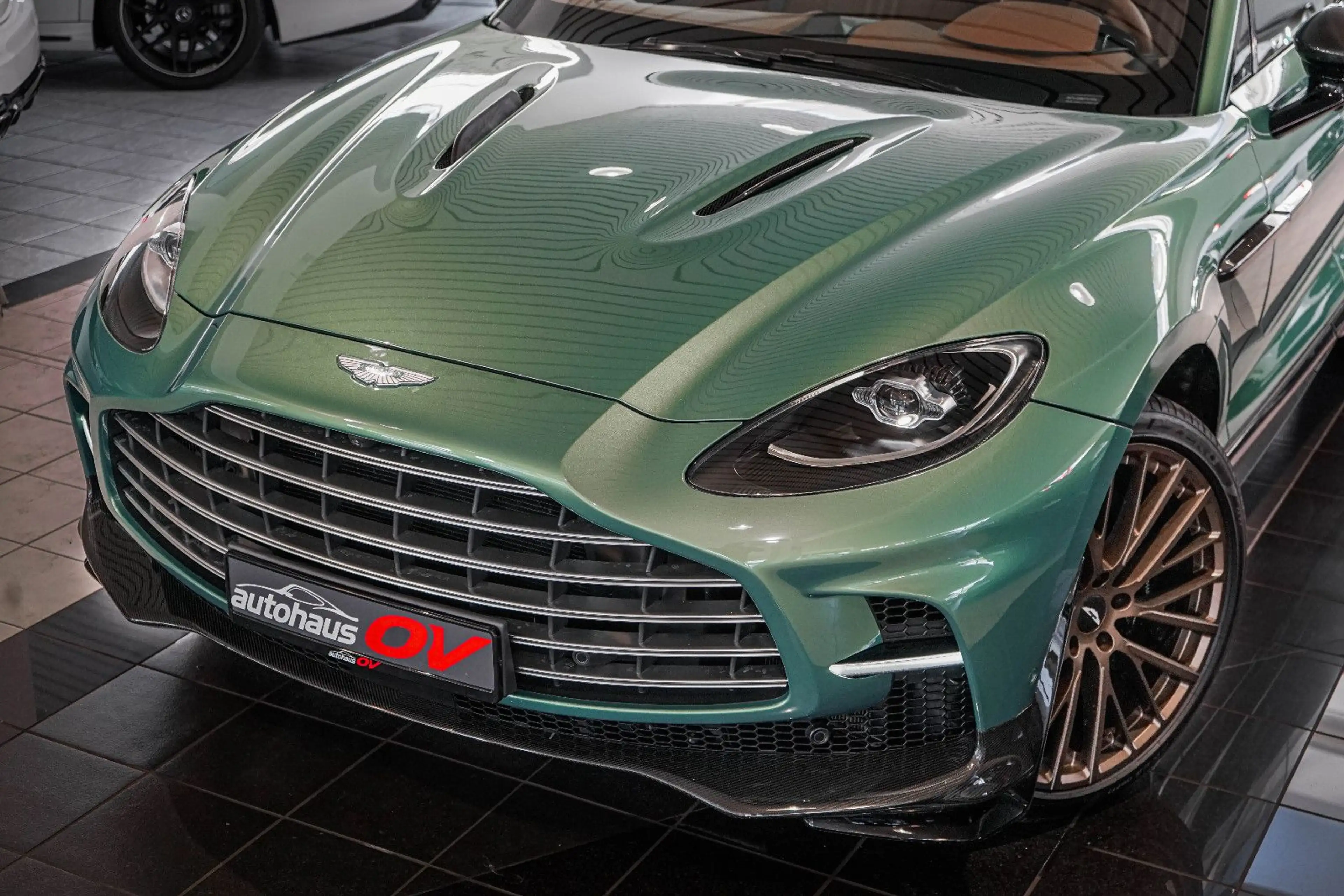 Aston Martin DBX 707 * Carbonpaket * Copper Bronze * Monotone — photo 9
