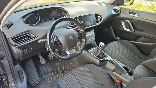Peugeot 308 view 8