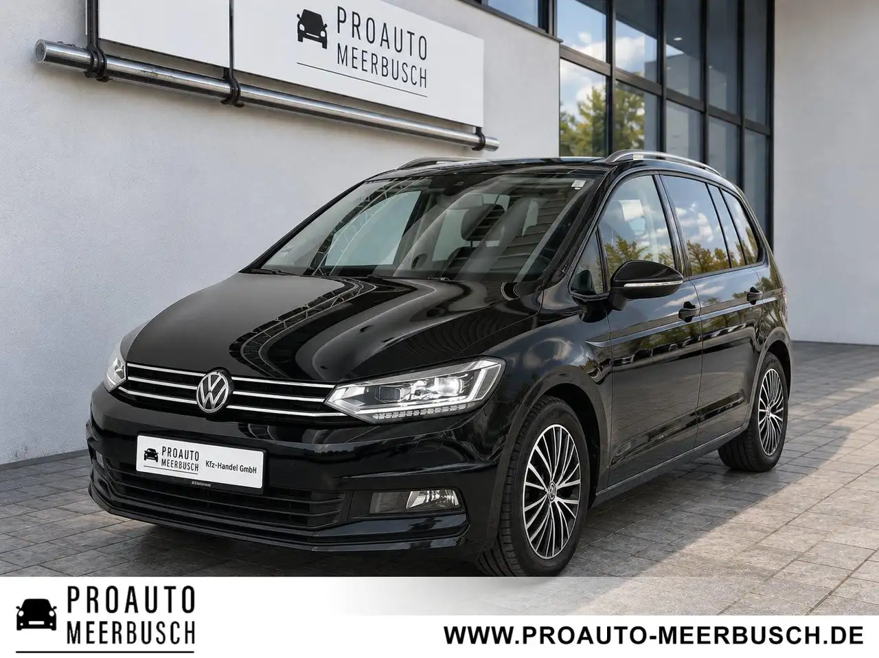 Volkswagen Touran Comfortline PANO/STNDHZNG/CARPLAY/AHK/ACC — photo 1 of 11