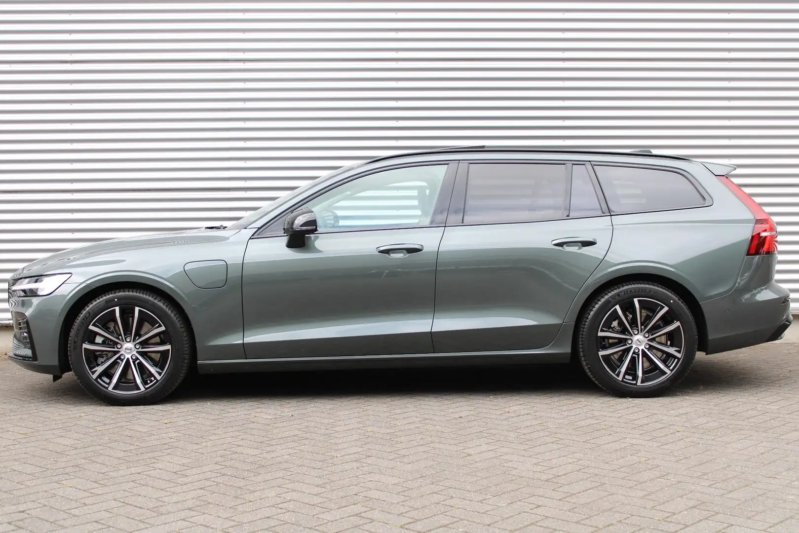 Volvo V60 T6 Plug-in hybrid AWD 350PK Plus Dark | Panoramada Vert - 2