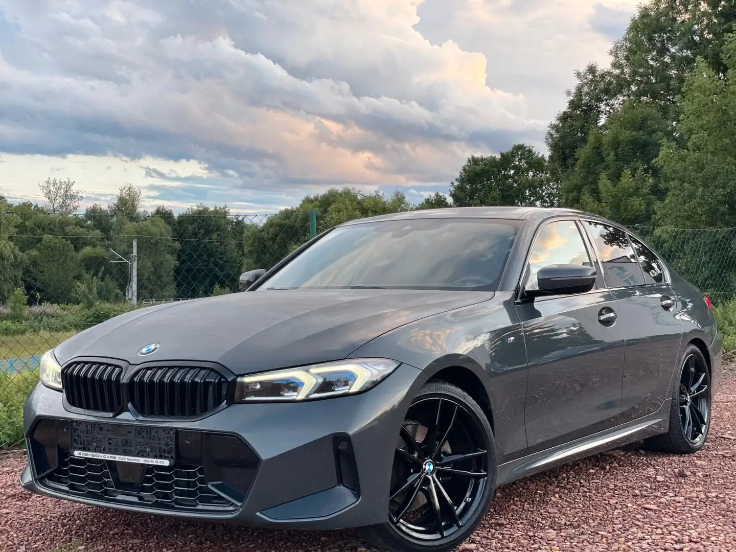 BMW 320 Lim. 320d xDrive*M Sport*STHZ*Head Up*LED*Voll* Grau - 2
