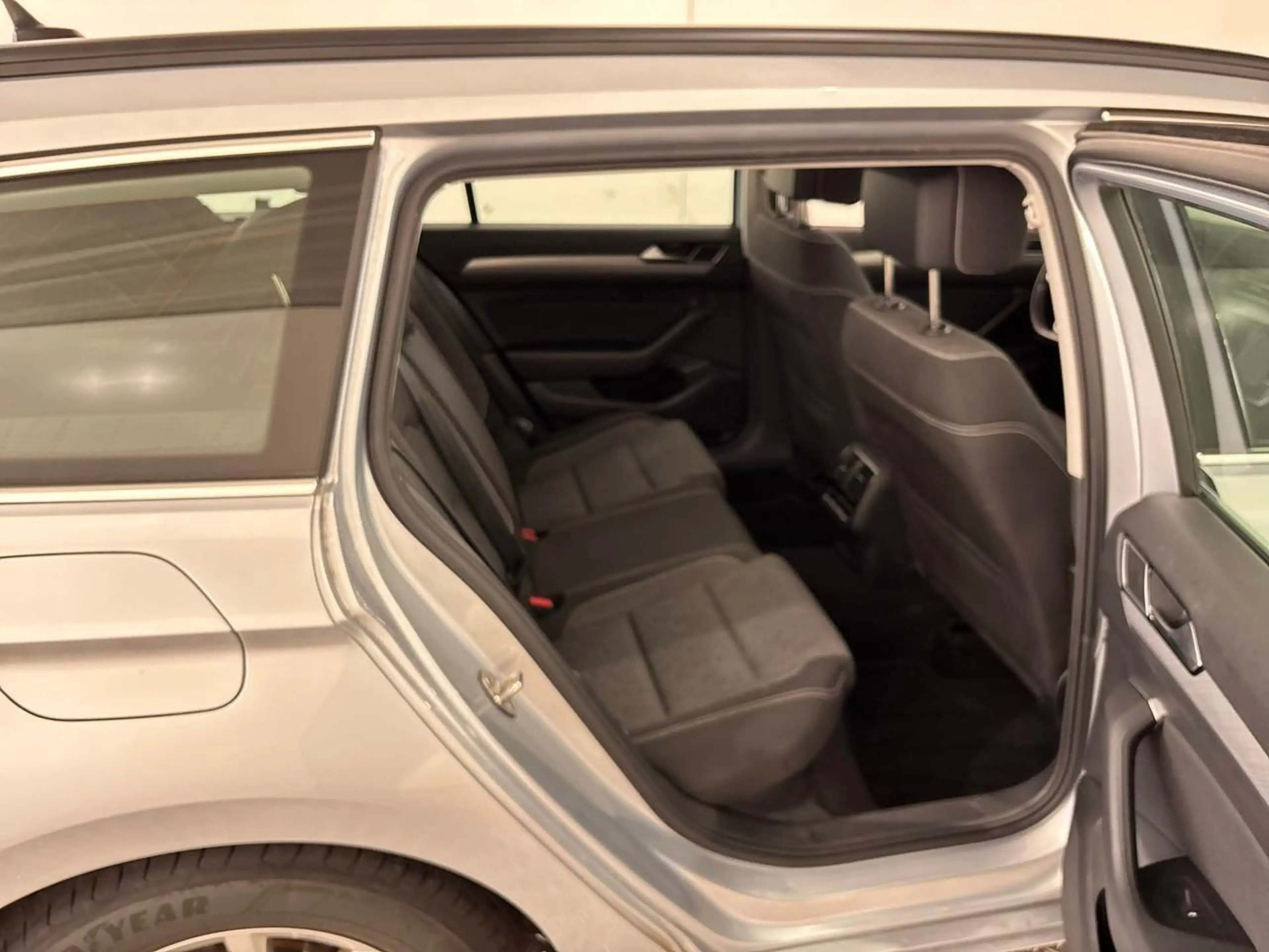 Volkswagen Passat Variant 2.0 TDI BMT Business ACC LED Lane — photo 12