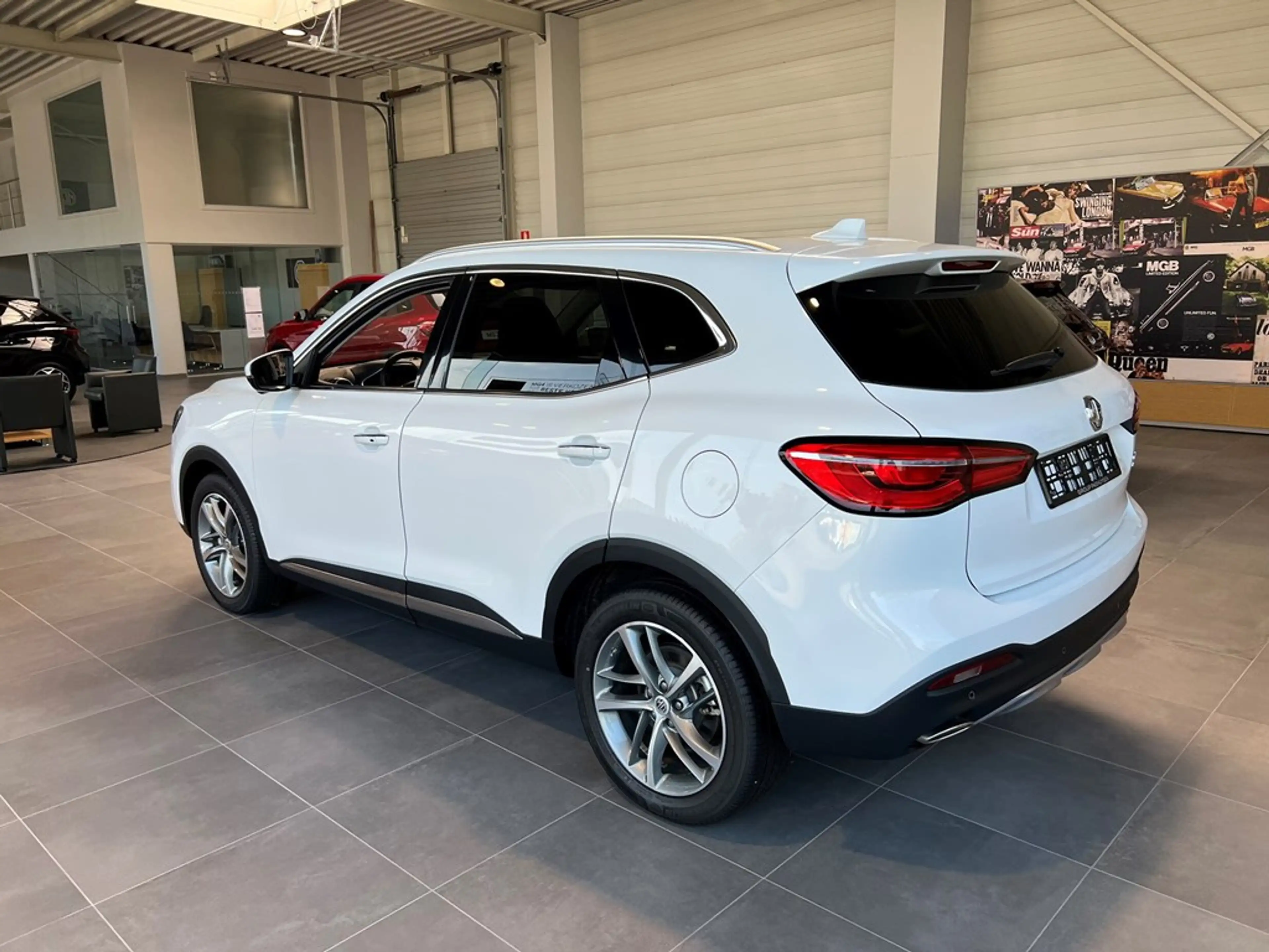 MG EHS luxury — photo 5