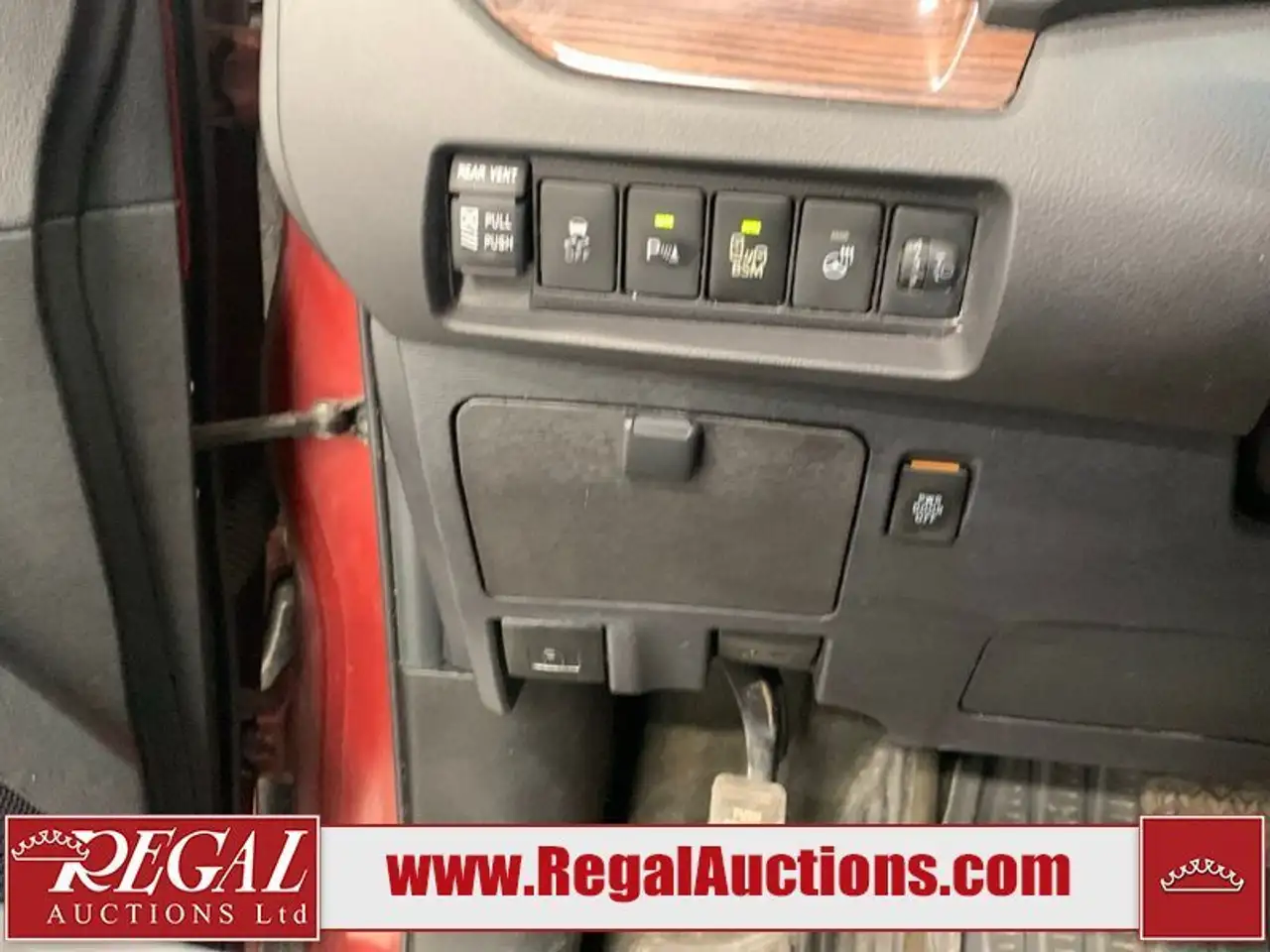 Toyota Sienna снимка Toyota Sienna