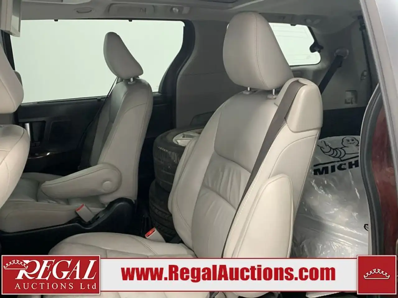 Toyota Sienna снимка Toyota Sienna
