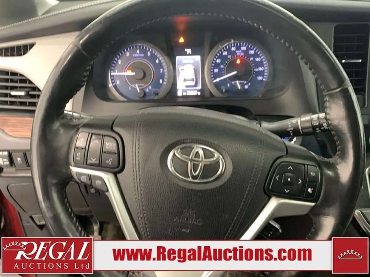 Toyota Sienna снимка Toyota Sienna