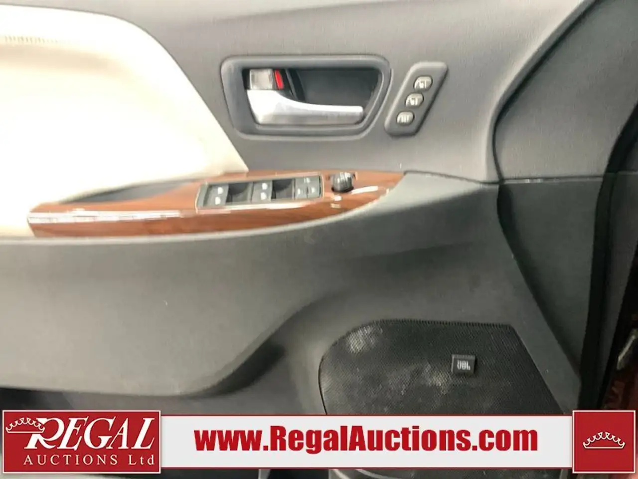 Toyota Sienna снимка Toyota Sienna