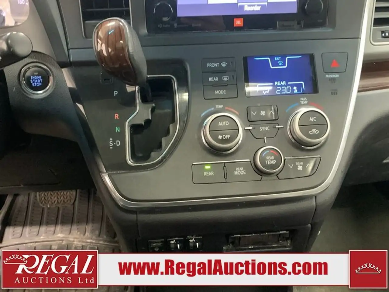 Toyota Sienna снимка Toyota Sienna
