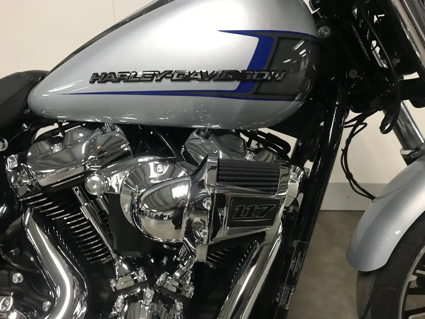Harley-Davidson Softail FXBR BREAKOUT Gümüş rengi - 2