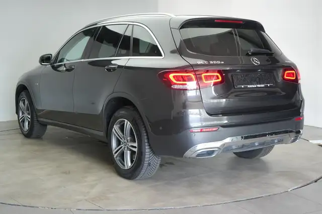 Mercedes-Benz GLC view 4