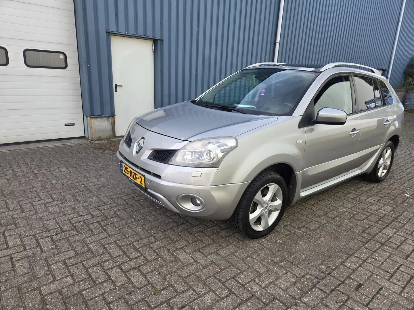 Renault Koleos 2.5 Dynamique Luxe Grijs - 1