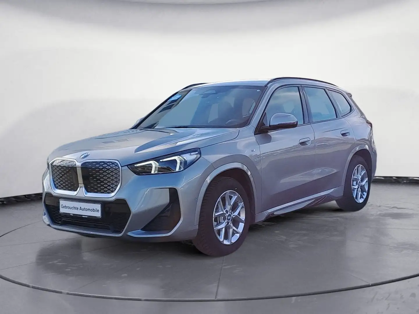 BMW iX1 xDrive30 M Sportpaket AHK Adaptives Fahrwerk Stříbrná - 2