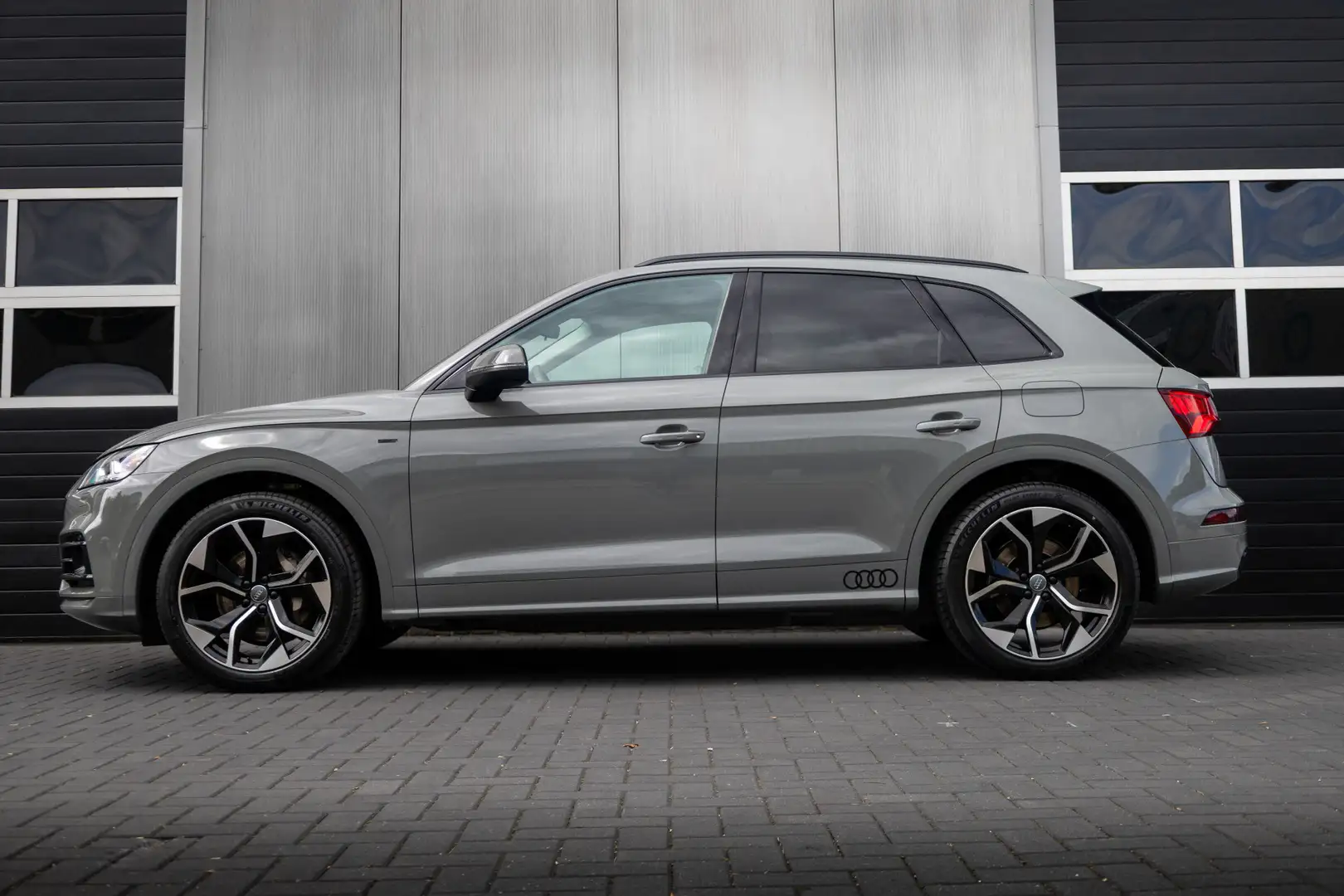 Audi Q5 55 TFSI e 367 pk Quattro S-Edition / Lucht-Vering/ Grijs - 2
