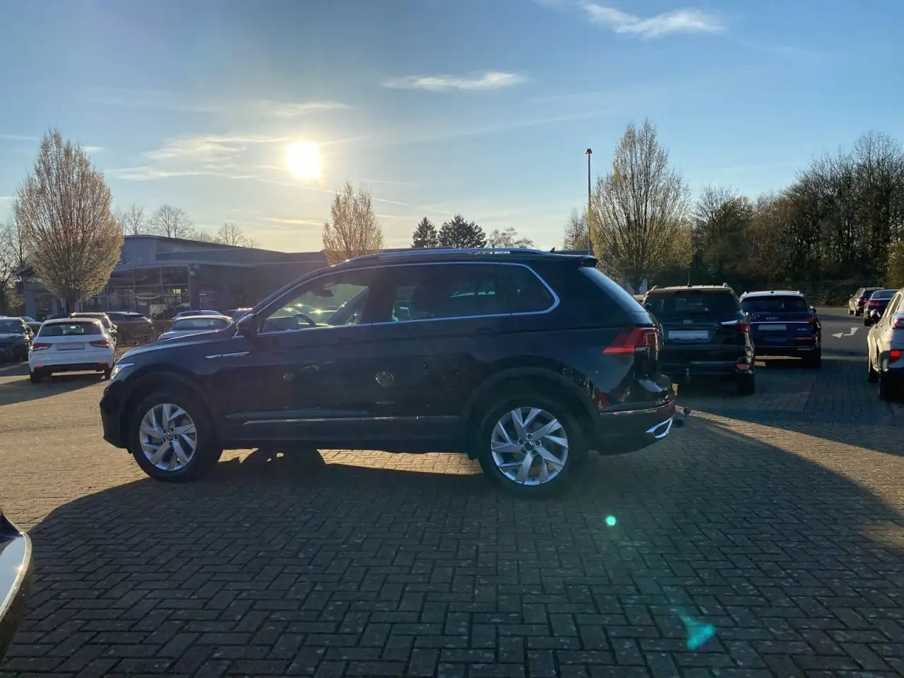Volkswagen Tiguan 2.0 TDI Elegance 4Motion+AHK+PANO+RFK+LED Klima 2